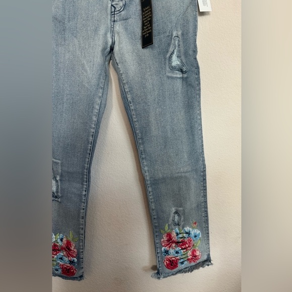 DG2 By Diane Gilman Ladies Floral Fray Hem Jeans - Picture 10 of 17